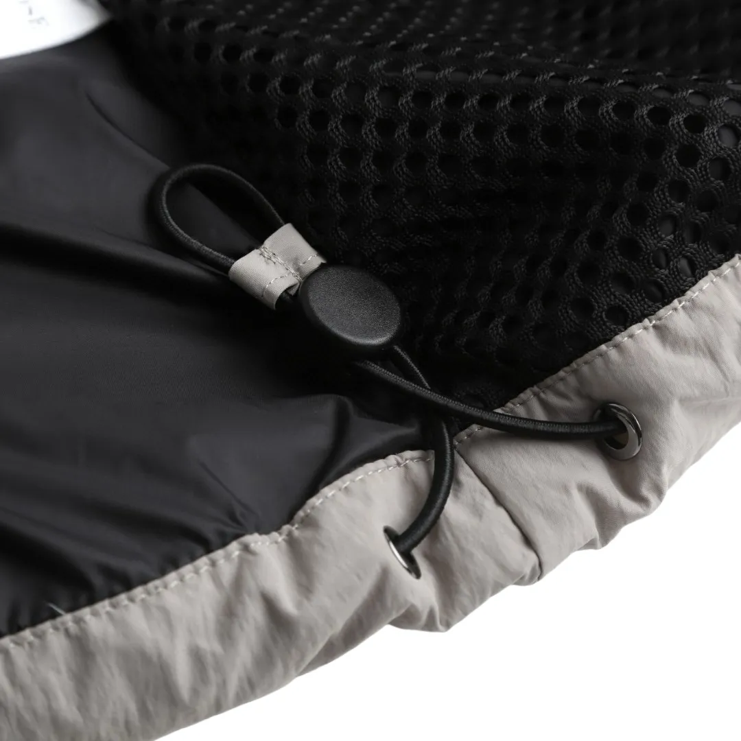 P1010 [Exclusive supply] Canada Goose Black Label Badge Hooded Down Jacket (Khaki) The high-quality filling is made of 90 national standard high-quality white duck down, selected high-loft velvet, weighing 240g, light and warm, with excellent temperature locking performance and good resilience. The fabric is woven with 400T high-count yarn. After special water-repellent treatment, the surface forms a lotus leaf effect - raindrops will slide down like beads, and snow particles will fall off when touched. The tear resistance reaches 200N (approximately 20kg load-bearing), the light gray matte texture breaks the stereotype of "outdoor clothing = hardcore", and the soft luster presents a high-end matte effect under urban neon lights, seamlessly switching scenes from ski resorts to CBD office buildings. The ribbon is woven with polyester as the base, and the brand letters are decorated on the ribbon through high-precision computer embroidery. The edges of the pattern are clear, the stitches are fine and even, and multiple layers of embroidery thread are stacked to enhance the three-dimensional effect. Precision thread reinforcement prevents linting and ensures the fluffy and resilient elasticity lasts as new. The embedded cuffs are three-dimensionally woven to form a "wavy" elastic structure, which forms natural folds when fitting the wrist, increasing the contact area with the skin, thus improving the windproof effect. At the same time, micro-velvet treatment is added to the inside of the cuffs, which feels like a second layer of skin and avoids friction on the skin from metal zippers or hard fabrics. Size:S-M-L-XL
